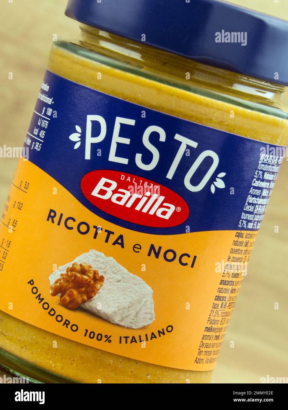 Pesto im Glas von Barilla Ricotta e Noci Stockfoto