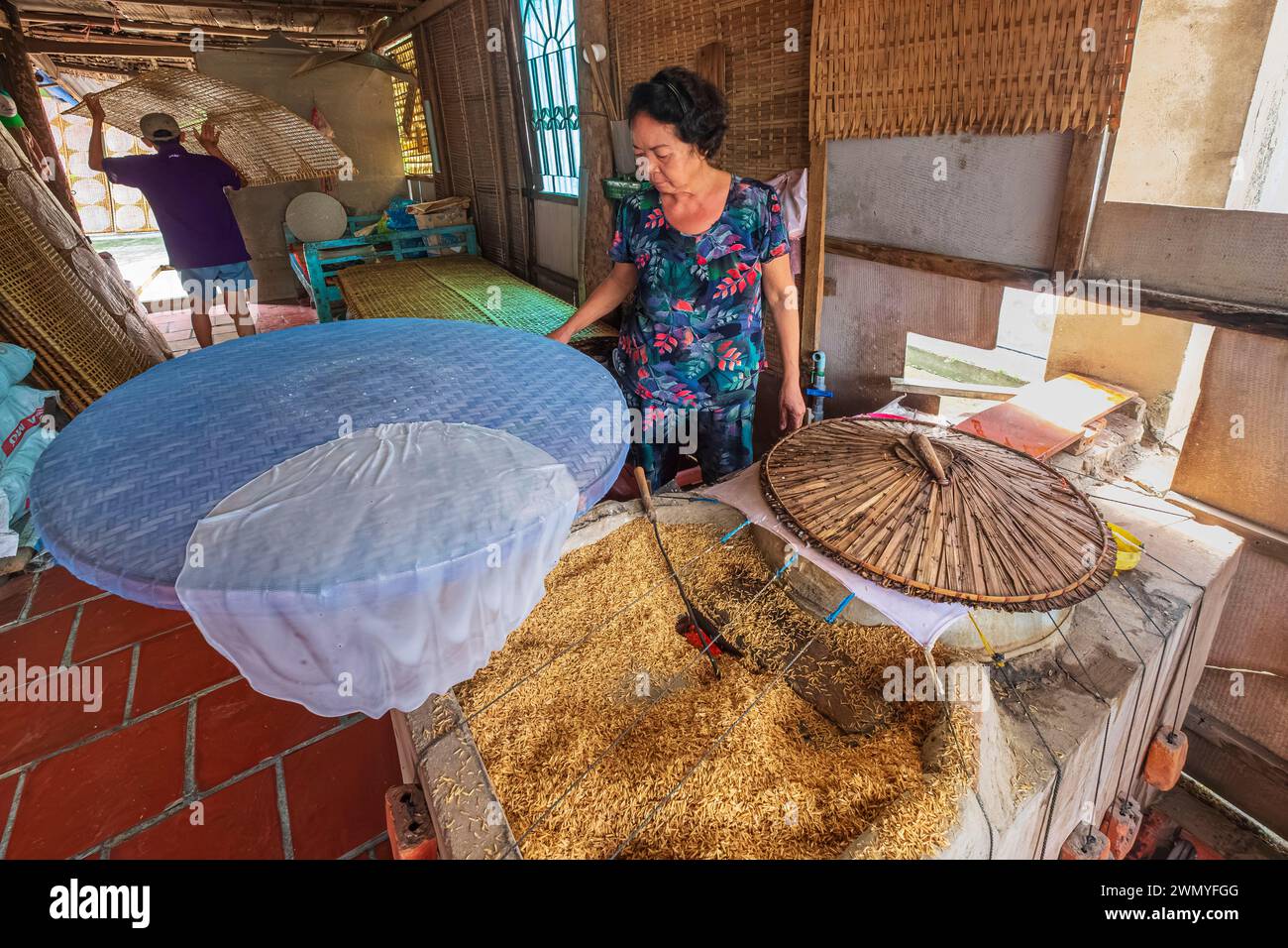 Vietnam, Mekong Delta, Cai BE, handwerkliche Herstellung von Reisblättern für nems und Frühlingsrollen Stockfoto