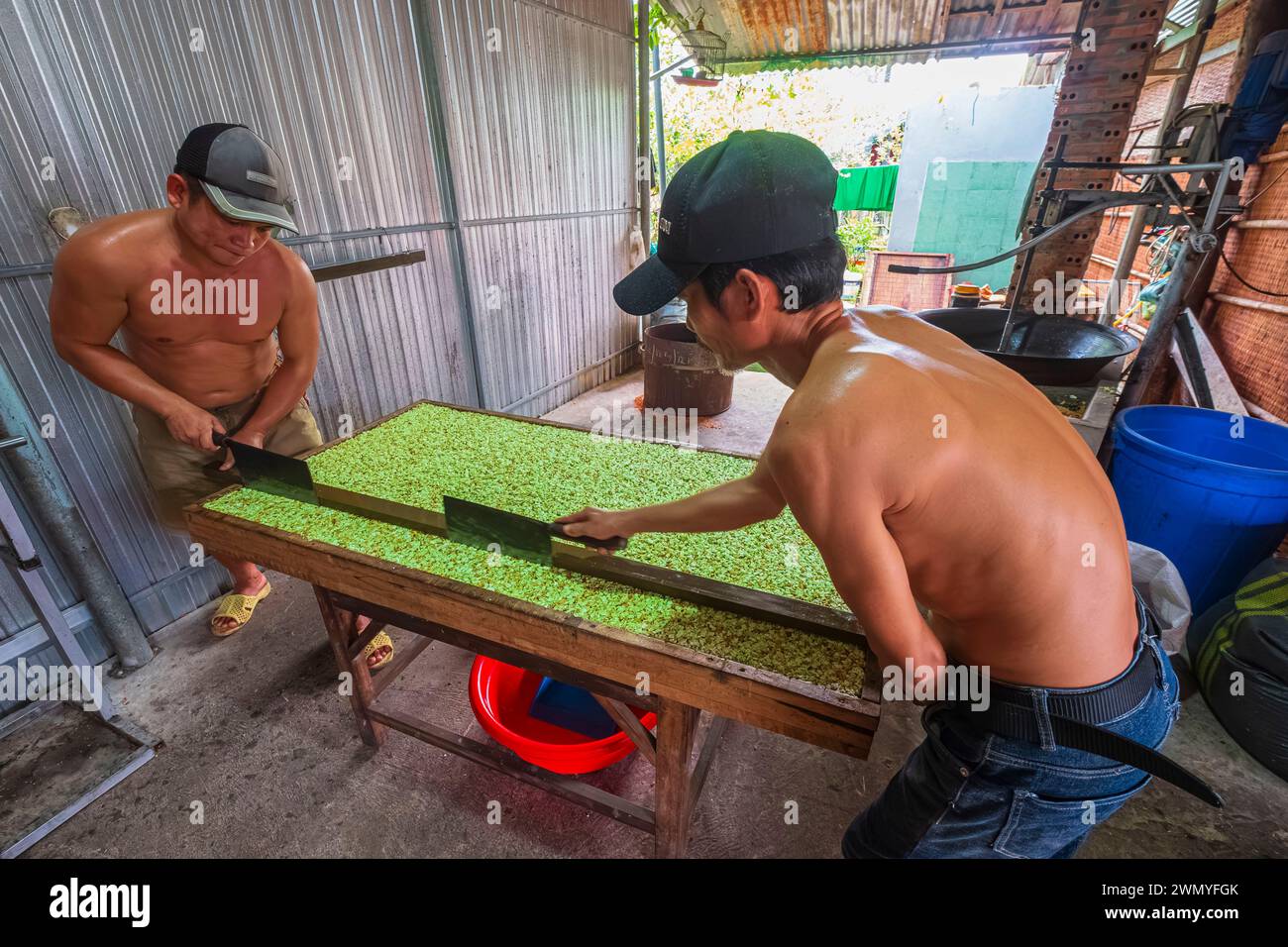 Vietnam, Mekong Delta, Cai Be, handwerkliche Erdnuss-Süßigkeitenfabrik Stockfoto