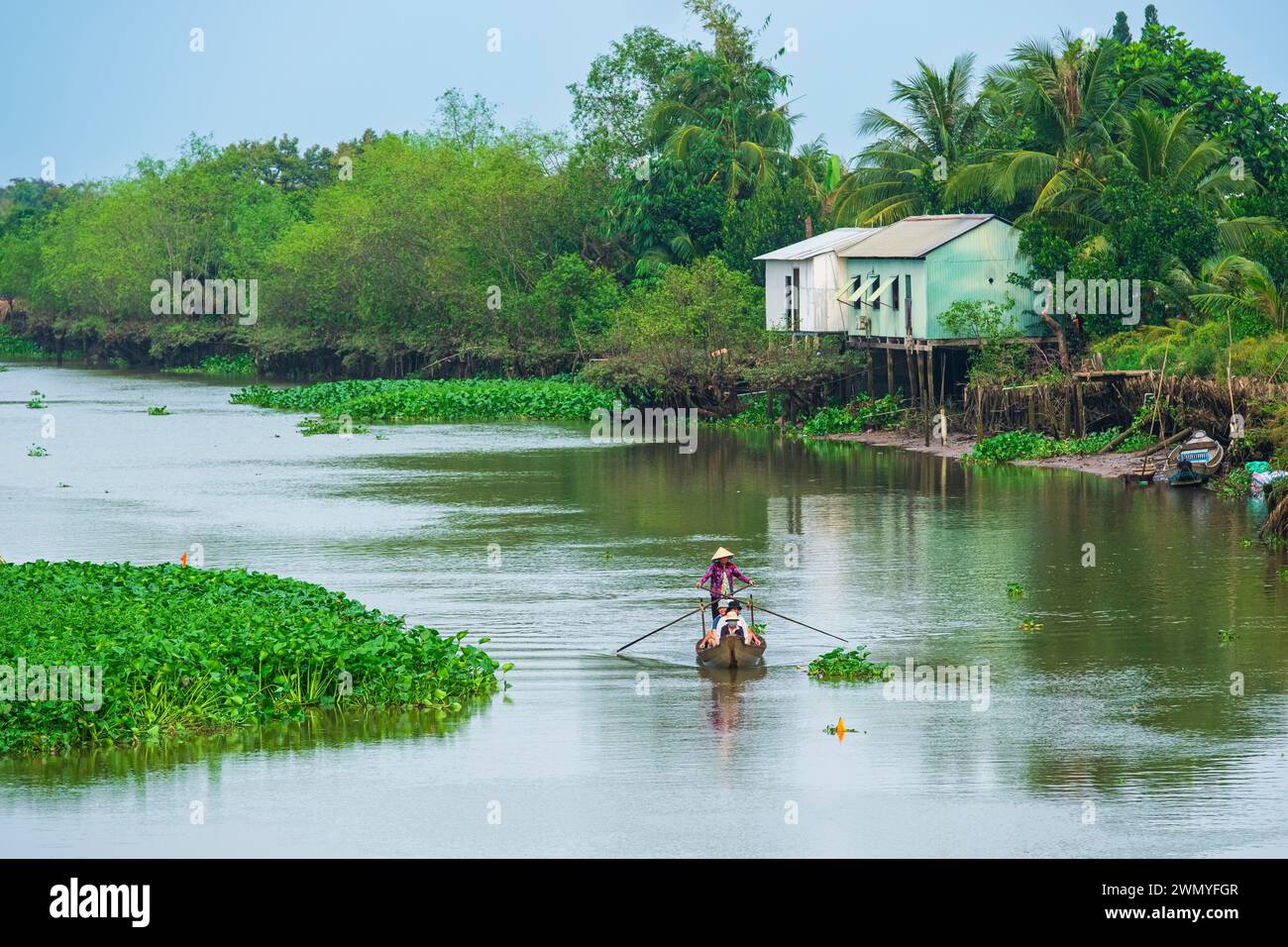 Vietnam, Mekong Delta, Provinz Tien Giang, Insel Tan Phong, Touristen auf Kanalausflügen oder Arroyos mit einer Bootsfrau Stockfoto