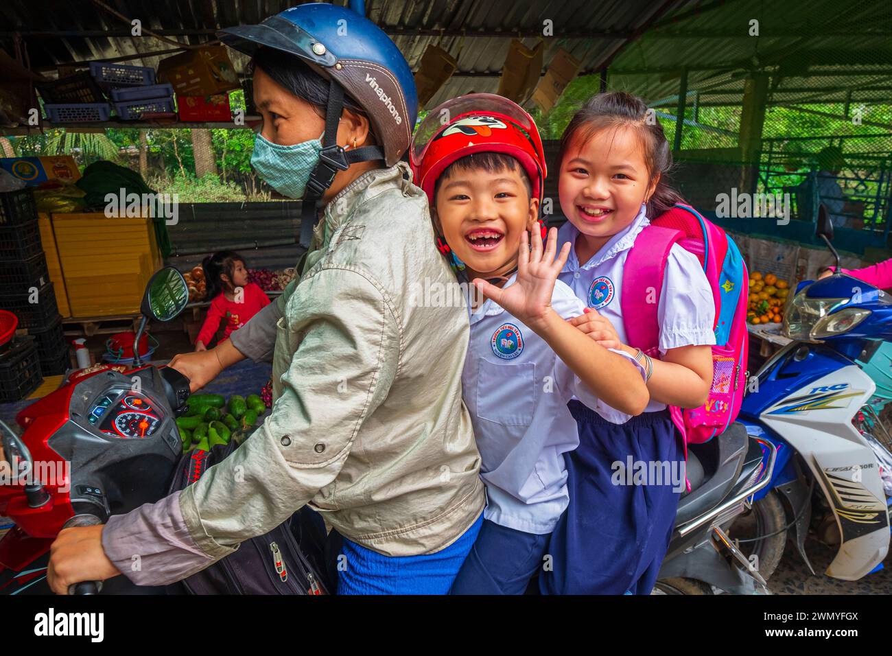 Vietnam, Mekong Delta, Provinz Tien Giang, Insel Tan Phong, Familientransport im Roller Stockfoto