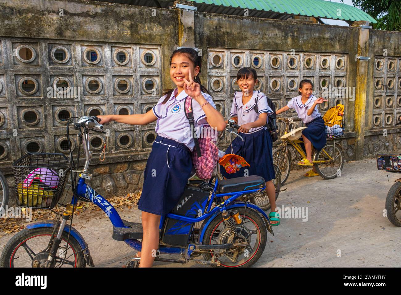 Vietnam, Mekong Delta, Provinz Tien Giang, Insel Tan Phong, Schulkinder am Ende der Schule Stockfoto