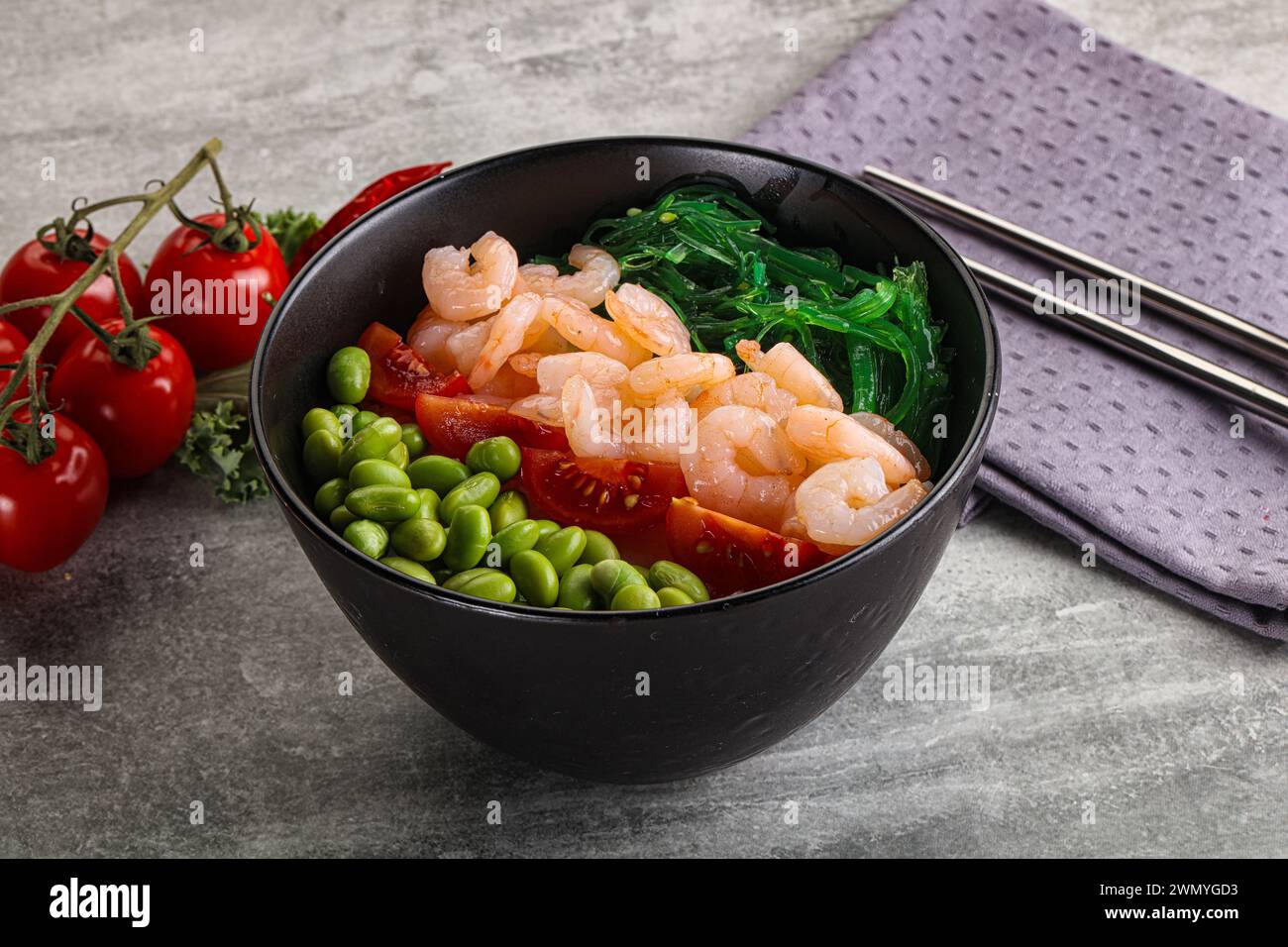 Hawaian Cuisine – Poke mit Cocktailgarnelen und Avocado Stockfoto