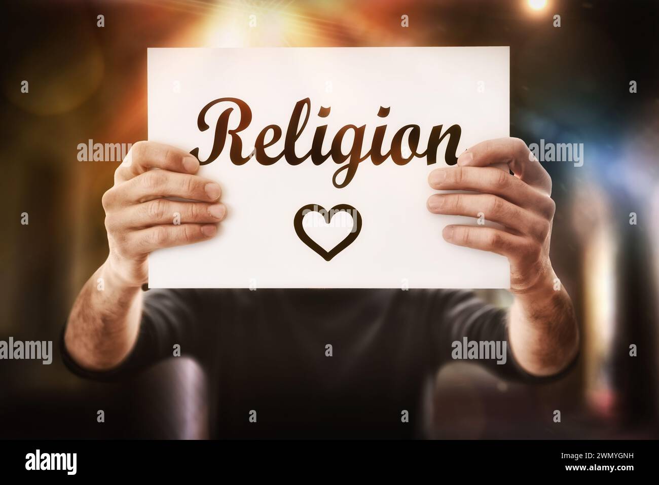 Hände eines religiösen Mannes mit einem OK-Zeichen, das ein weißes Zeichen mit gezeichnetem Kreuz auf grauem Hintergrund hält Stockfoto