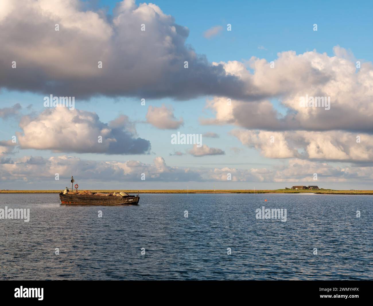 Flachbootschiff und Knudtswarft auf Gröde-Appelland Hallig, Nordfriesland, Schleswig-Holstein, Deutschland Stockfoto