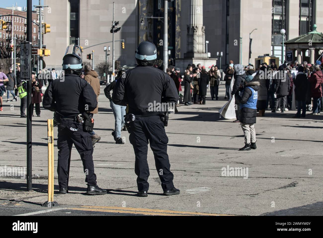 Polizeibeamte der NYPD beobachten den freien palästinensischen Protest in Gaza vor der Brooklyn Public Library auf dem Grand Army Plaza Stockfoto