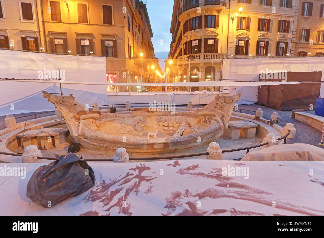 Rom, Italien - 29. Juni 2014: Fontana della Barcaccia Piazza di Spagna Brunnen im Bau Gerüste bei Nacht. Stockfoto