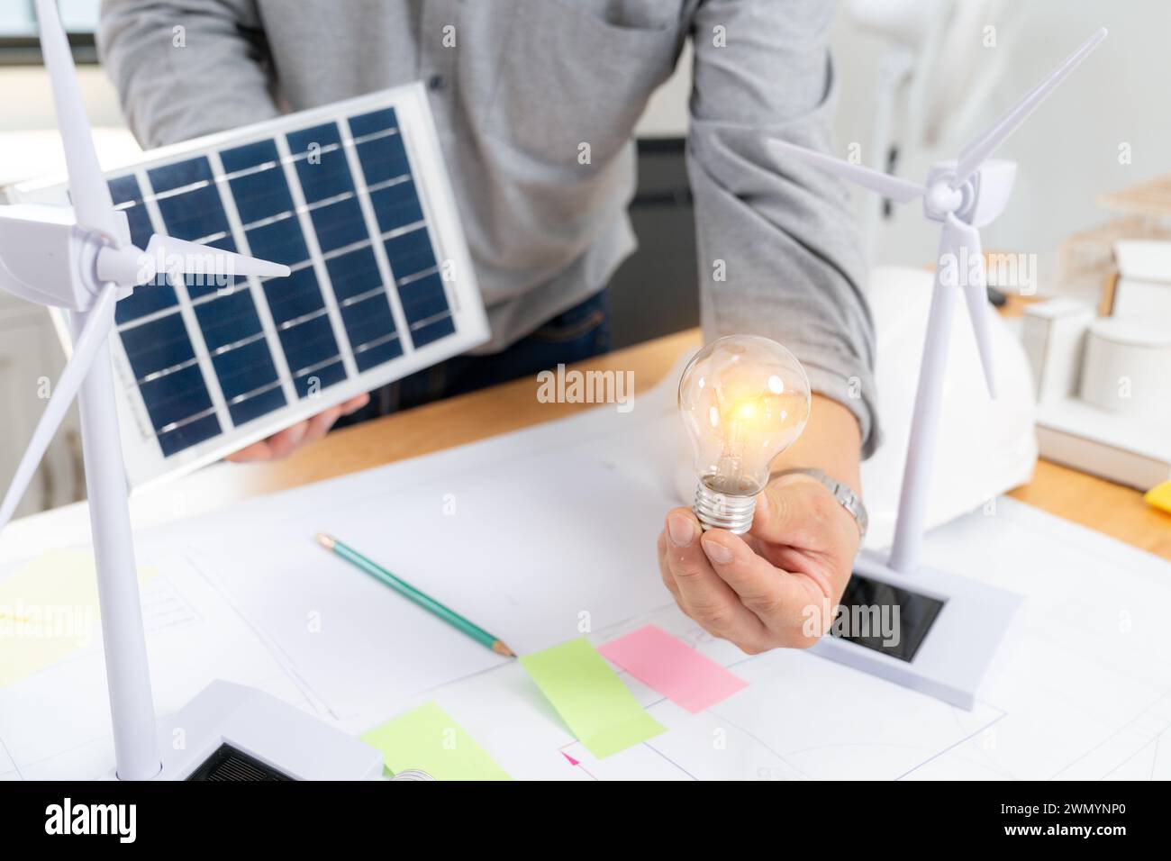 Der Architekt entwirft ein energieeffizientes Haus Stockfoto
