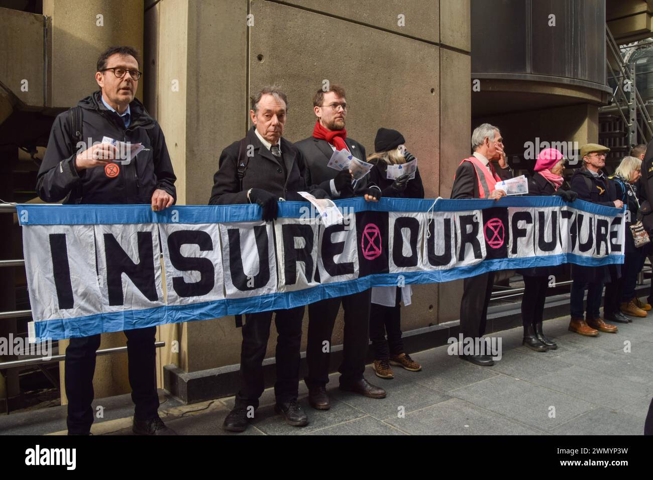 London, Großbritannien. Februar 2024. Demonstranten bilden eine menschliche Kette um Lloyd's Building. Aktivisten der Extinction Rebellion marschierten am 3. Tag ihrer Versicherungswoche in der City of London, dem Finanzviertel der Hauptstadt, und forderten Unternehmen auf, die Versicherung von Projekten mit fossilen Brennstoffen einzustellen. Quelle: Vuk Valcic/Alamy Live News Stockfoto