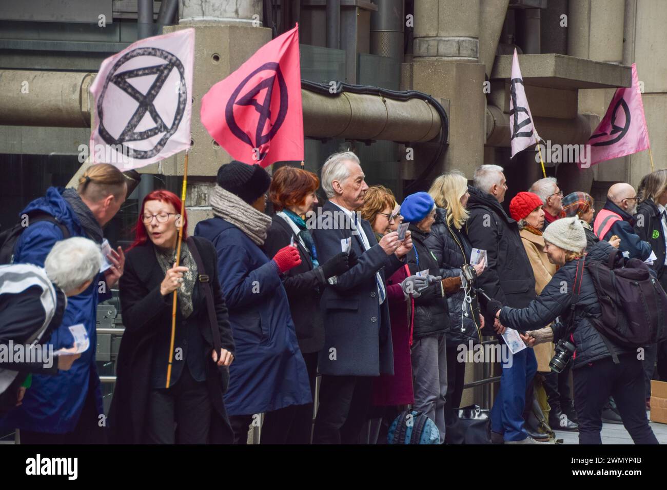 London, Großbritannien. Februar 2024. Demonstranten bilden eine menschliche Kette um Lloyd's Building. Aktivisten der Extinction Rebellion marschierten am 3. Tag ihrer Versicherungswoche in der City of London, dem Finanzviertel der Hauptstadt, und forderten Unternehmen auf, die Versicherung von Projekten mit fossilen Brennstoffen einzustellen. Quelle: Vuk Valcic/Alamy Live News Stockfoto