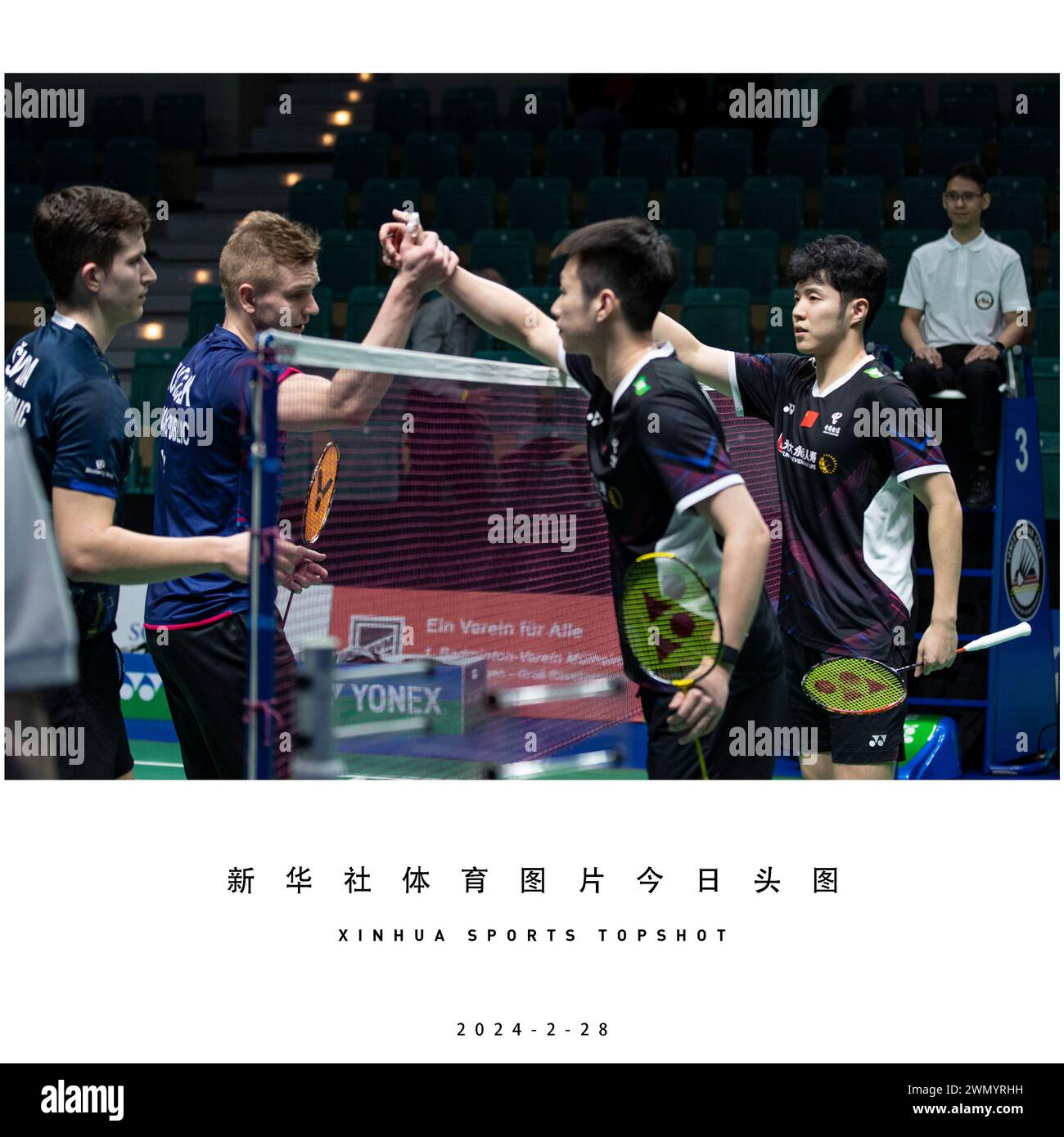 Peking, Deutschland. Februar 2024. He Jiting (1. R)/Ren Xiangyu (2. R) aus China grüßt Vit Kulisek (2. L)/Tomas Svejda aus der Tschechischen Republik nach dem ersten Rundenspiel der Herren-Doppel beim Badmintonturnier Yonex German Open 2024 in Mühlheim, Deutschland, 28. Februar 2024. Quelle: Zhang Fan/Xinhua/Alamy Live News Stockfoto