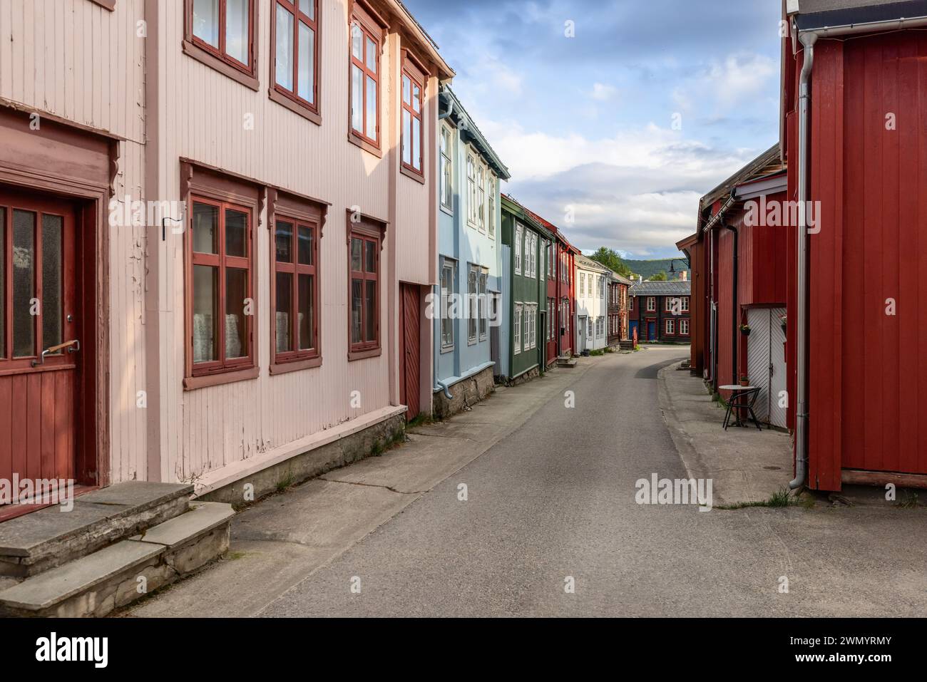 Historische norwegische Architektur zeichnet sich durch diese ruhige Roros-Straße aus, wo pastellfarbene Fassaden mit der ruhigen nordischen Atmosphäre verschmelzen Stockfoto