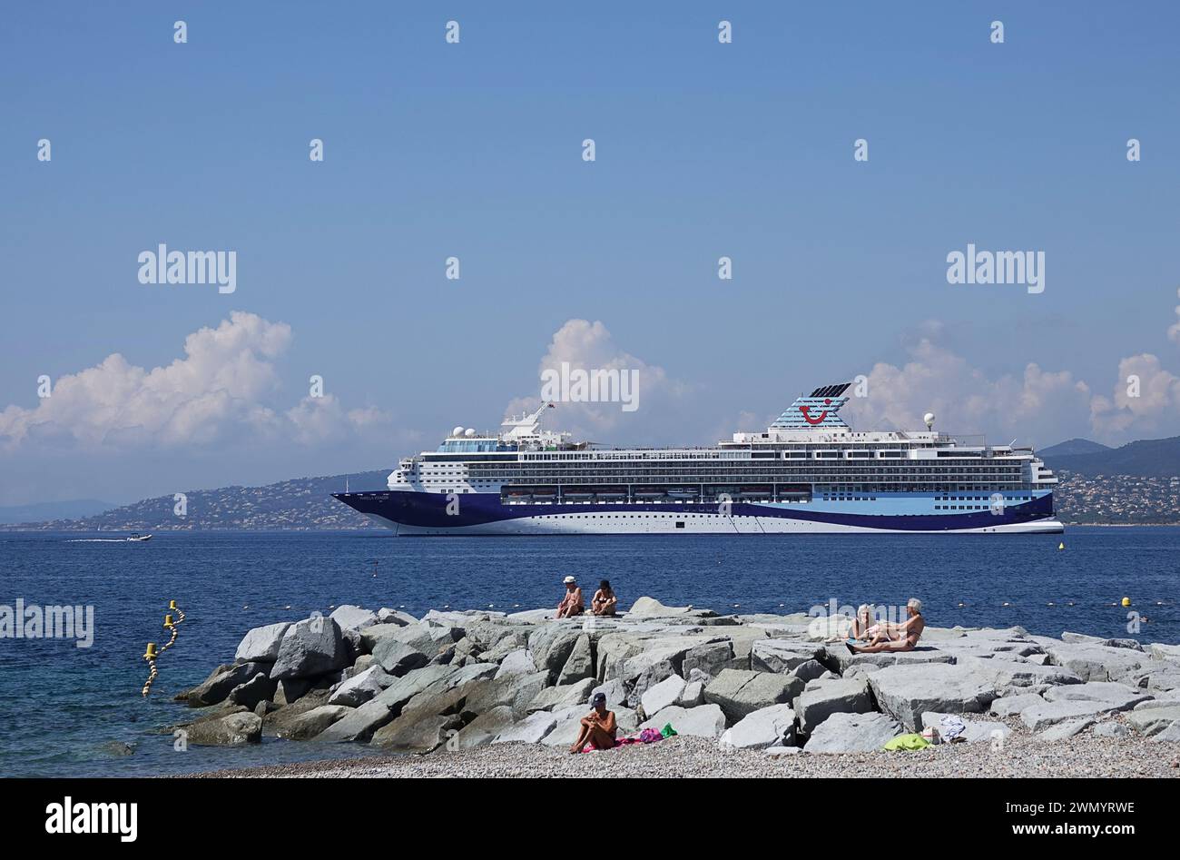 Das von Marella Cruises betriebene Kreuzfahrtschiff Marella Voyager fotografierte auf ihrer Jungfernfahrt vor Saint Raphael in Frankreich Stockfoto