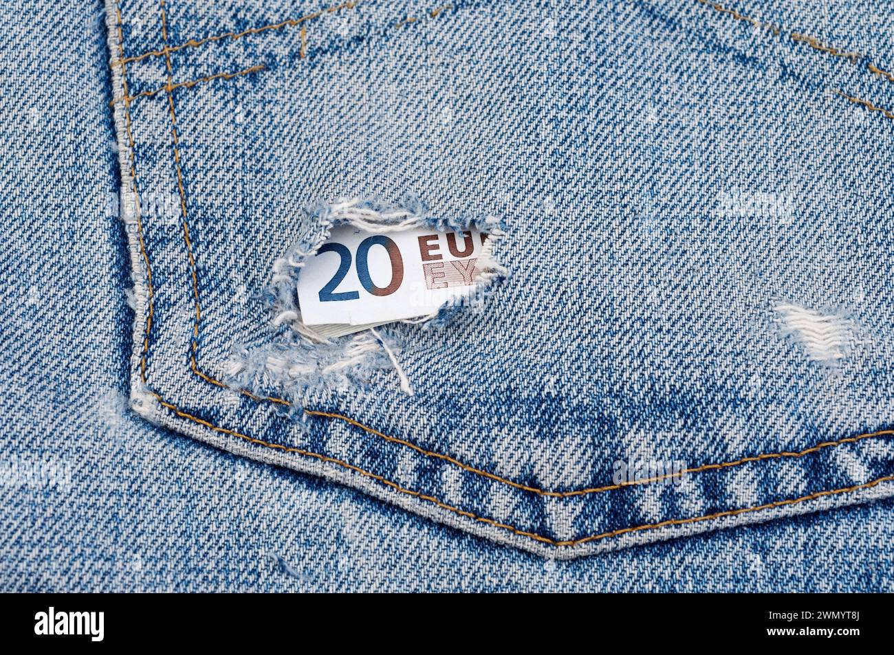 Loch in Jeanstasche und Euro Stockfoto