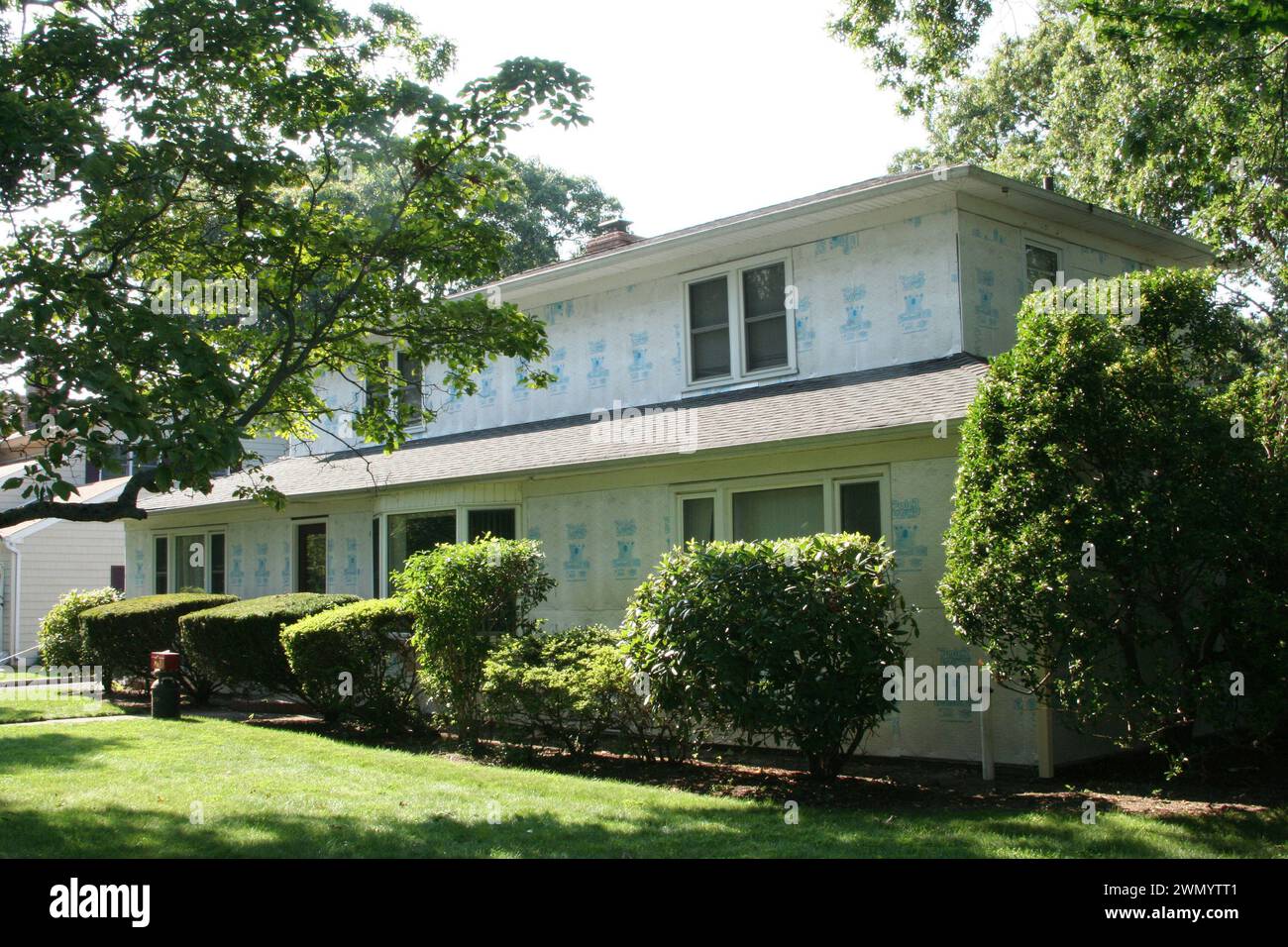 Babylon, New York, USA - 5. August 2014: Ein Wohnhaus im Bau, das für die Montage eines neuen Vinylverbands vorbereitet ist. Stockfoto