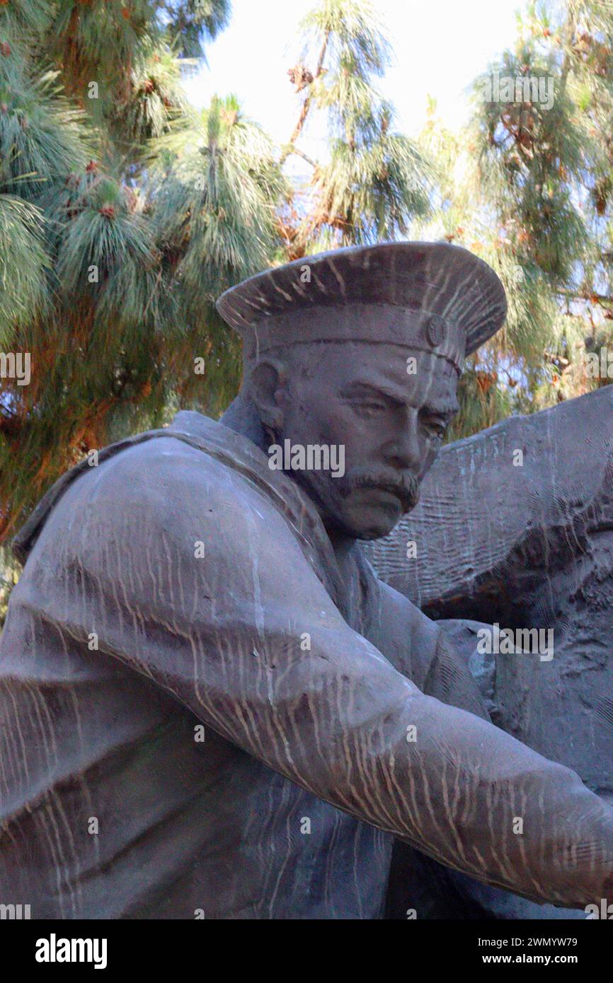 Detail eines russischen Seemanns, der den Opfern des Erdbebens von Messina 1908, Teil des Denkmals von Pietro Kufferle, hilft. Stockfoto