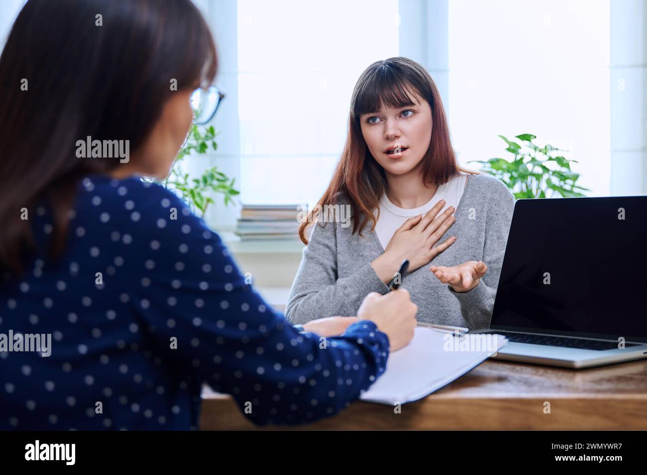 Trauriges, ernsthaftes Teenager-Mädchen bei der Sitzung im Büro des Psychologen Stockfoto