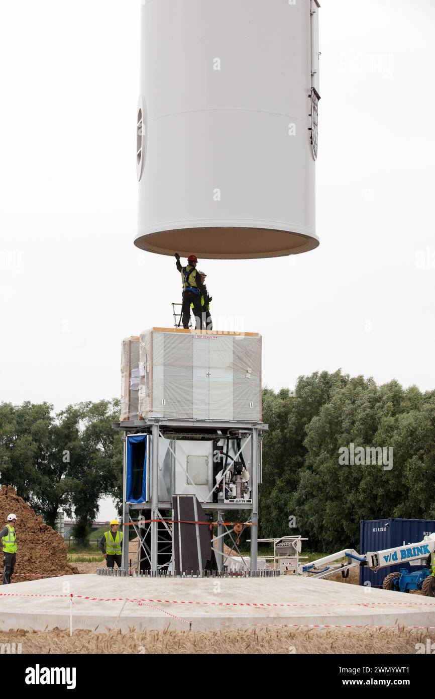 Installation von Windturbinen in Ressen - Anheben eines Windturms in Ressen Holland. Vvbvanbree-Fotografie Stockfoto
