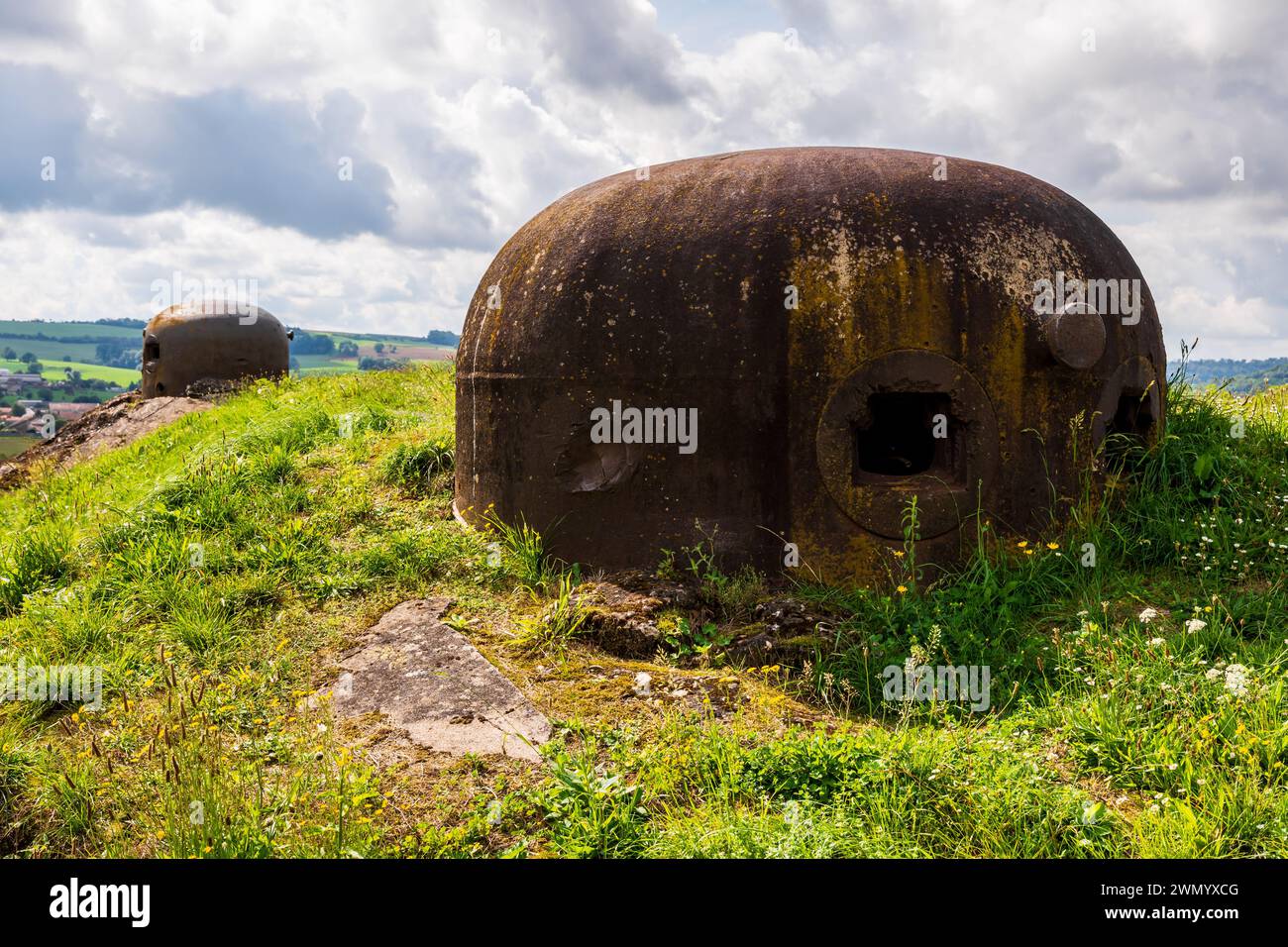 Gepanzerter Turm auf dem Kampfblock 1 der Ouvrage de La Ferté in Villy, Frankreich, Teil der Maginot-Linie, die in den 30er Jahren entlang der belgischen Grenze gebaut wurde Stockfoto