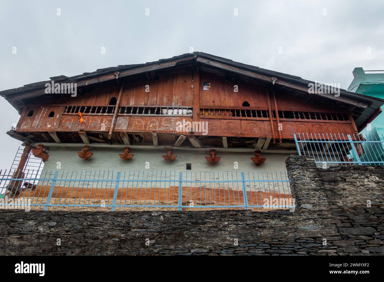 Februar 2024, Uttarakhand Indien. Vintage Charme: Traditionelles Himalaya Holz Haus in Uttarakhand, Indien Stockfoto
