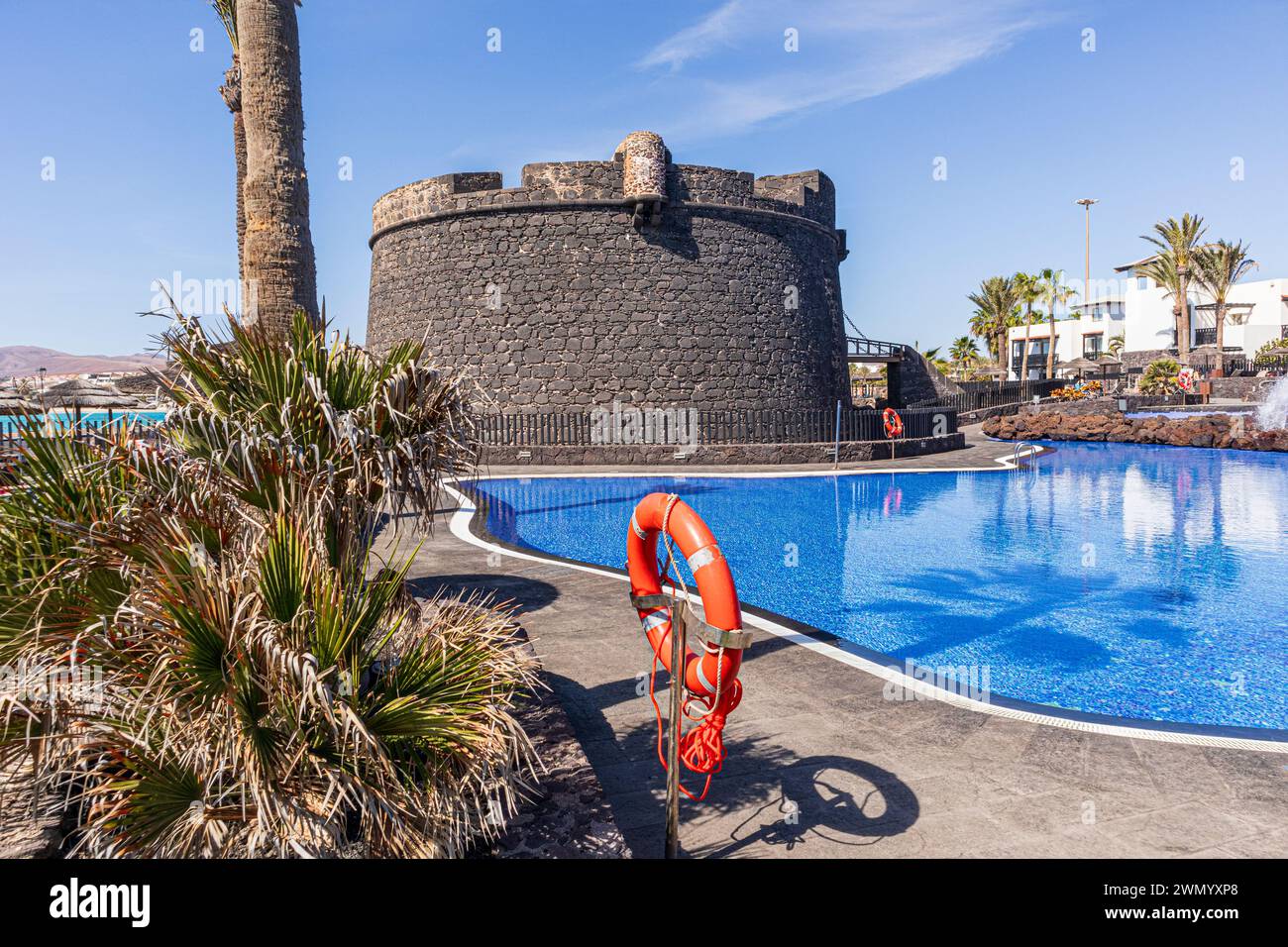 Der Verteidigungsturm Castillo de San Buenaventura aus dem 18. Jahrhundert neben dem Schwimmbad des Barcelo Fuerteventura Castillo Hotels in Caleta de Fuste Stockfoto