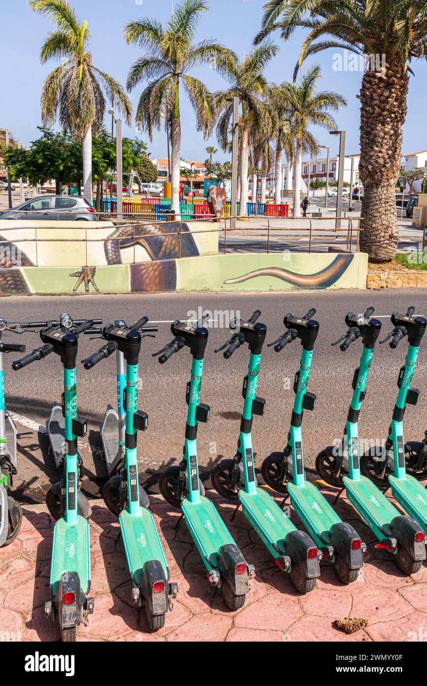 Hoppy elektrische E-Scooter können bei Caleta de Fuste auf der Kanarischen Insel Fuerteventura, Spanien, gemietet werden Stockfoto