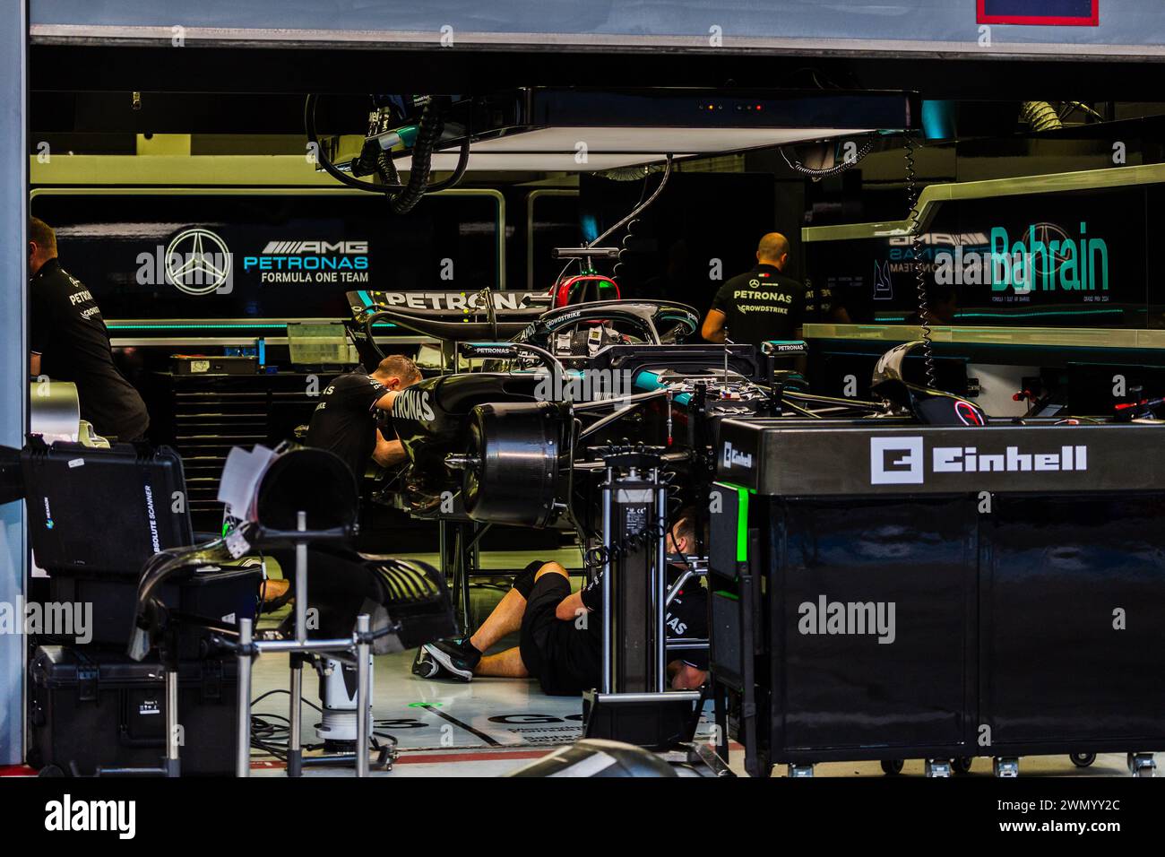 MANAMA, BAHRAIN, BAHRAIN International Circuit, 28.Feb.2024: Garage des Mercedes AMG F1 Teams während des Formel-1-Grand Prix von Bahrain Stockfoto