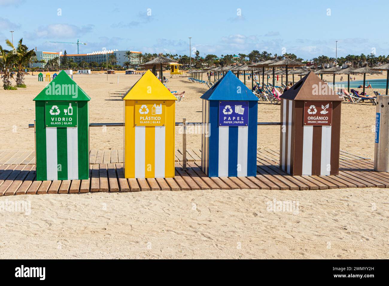 Verschiedene Recyclingbehälter am Strand von Caleta de Fuste an der Ostküste der Kanarischen Insel Fuerteventura, Spanien Stockfoto
