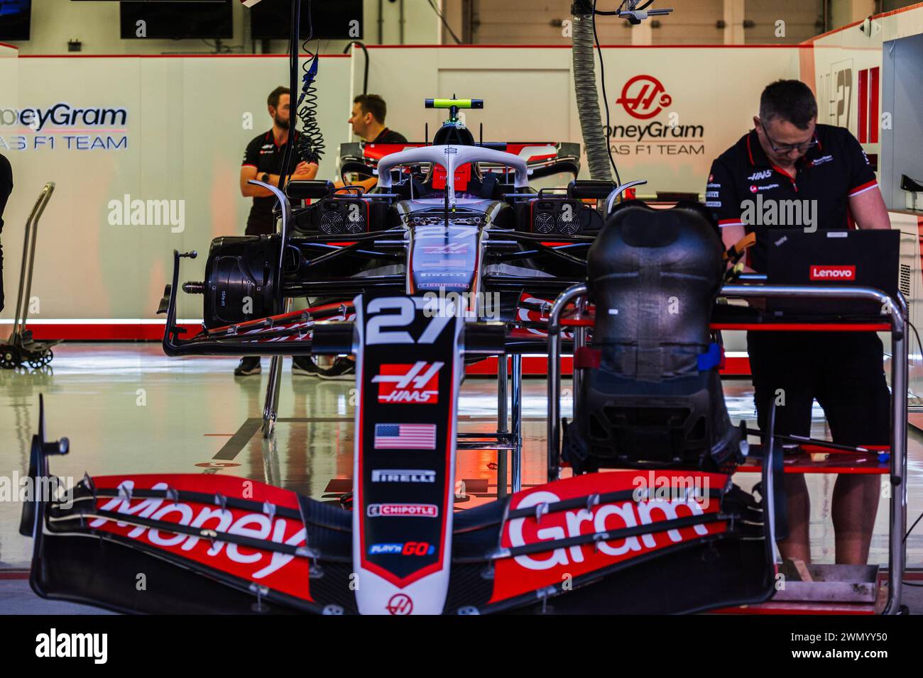 MANAMA, BAHRAIN, Bahrain International Circuit, 28.Feb.2024: Haas F1 Auto und Mechanik während des Formel-1-Grand Prix von Bahrain Stockfoto