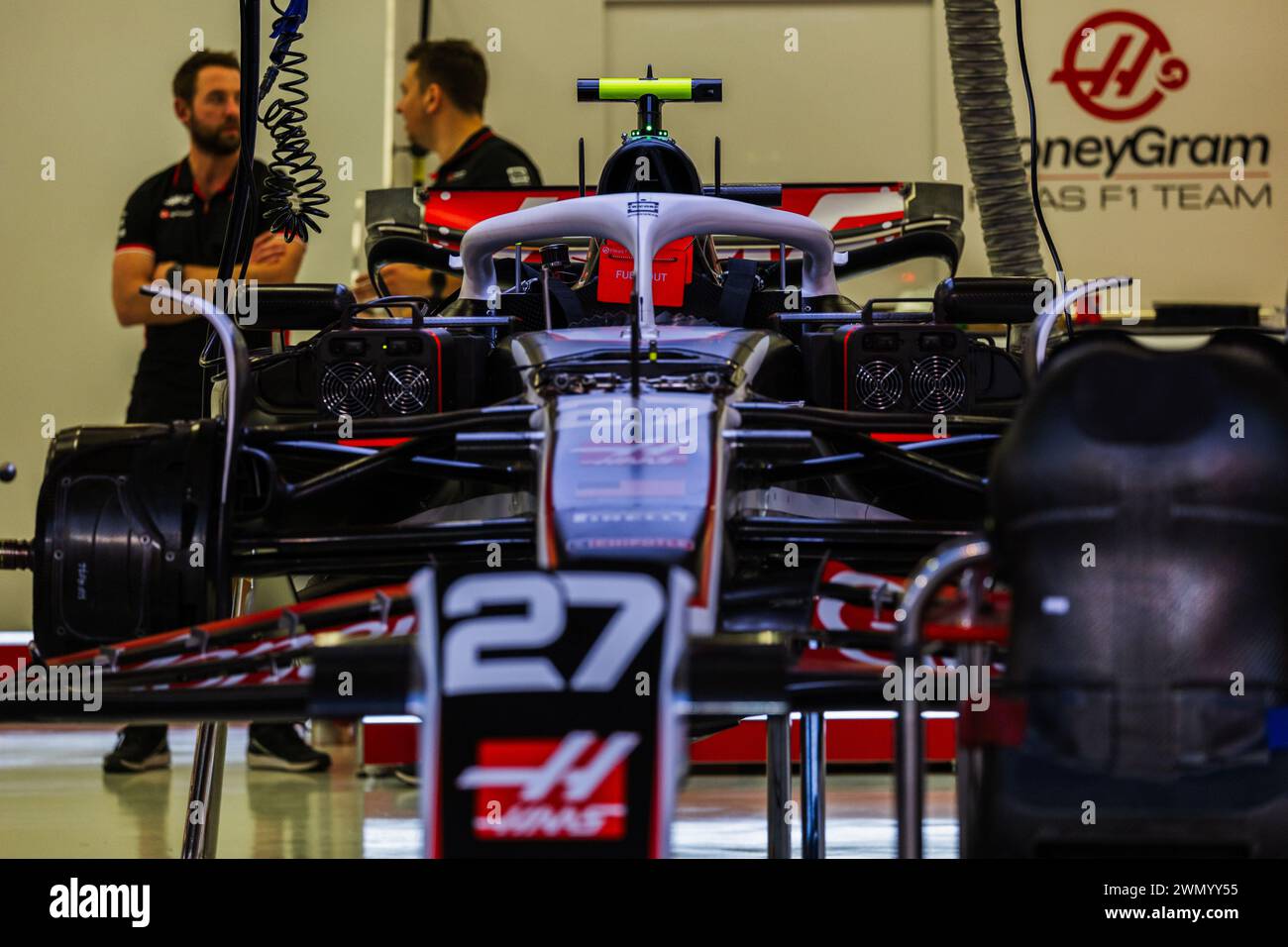 MANAMA, BAHRAIN, Bahrain International Circuit, 28.Feb.2024: Haas F1 Auto und Mechanik während des Formel-1-Grand Prix von Bahrain Stockfoto