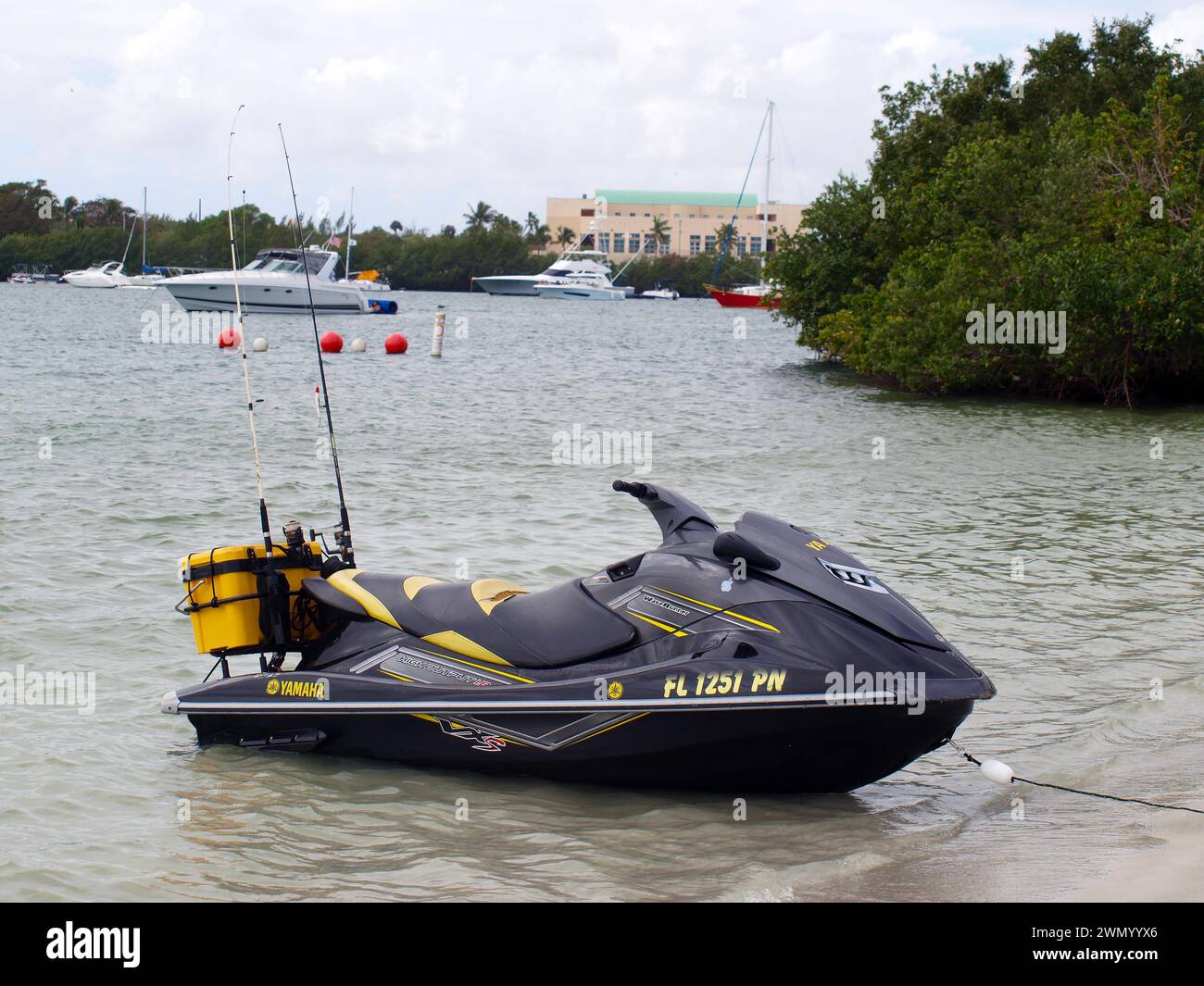 Miami, Florida, USA - 27. Januar 2024: Jetski und Motorboote im Oleta River am State Park. Stockfoto