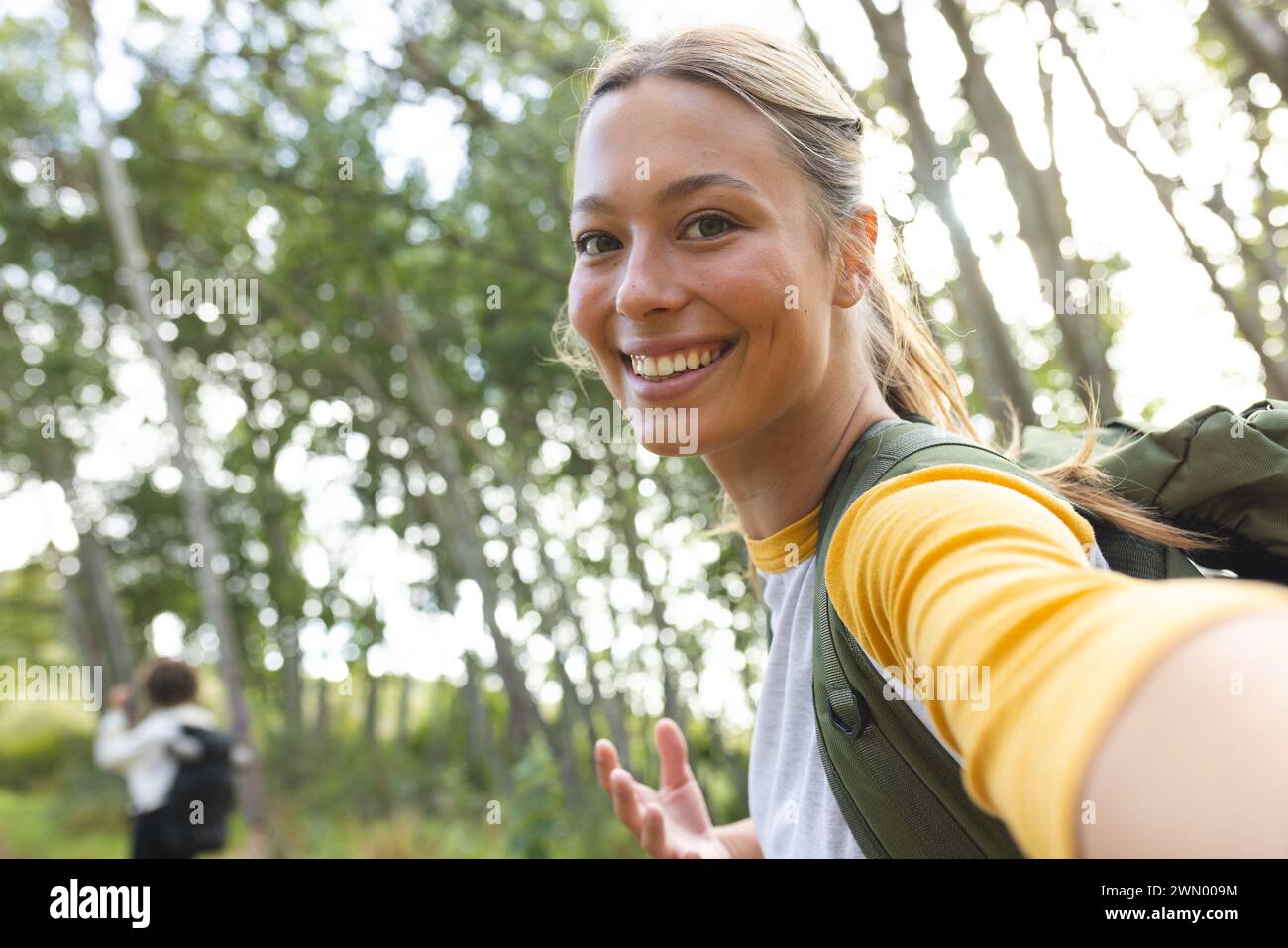 Zwei Frauen machen eine Wanderung, machen Selfies und Fotos in einem Wald. Stockfoto