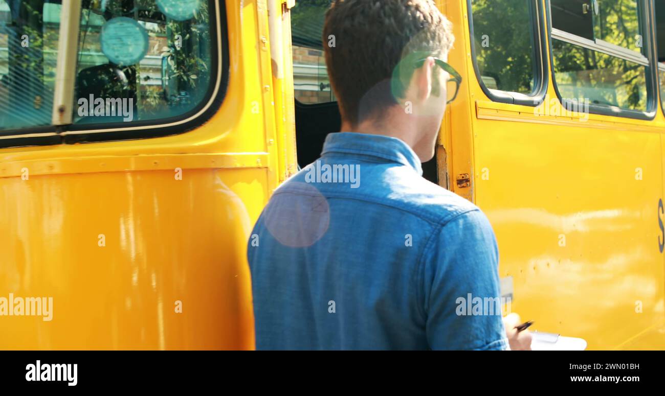 Bild von digitalen Social-Media-Menschen-Ikonen über Schulkindern und Lehrern, die in den Schulbus steigen Stockfoto