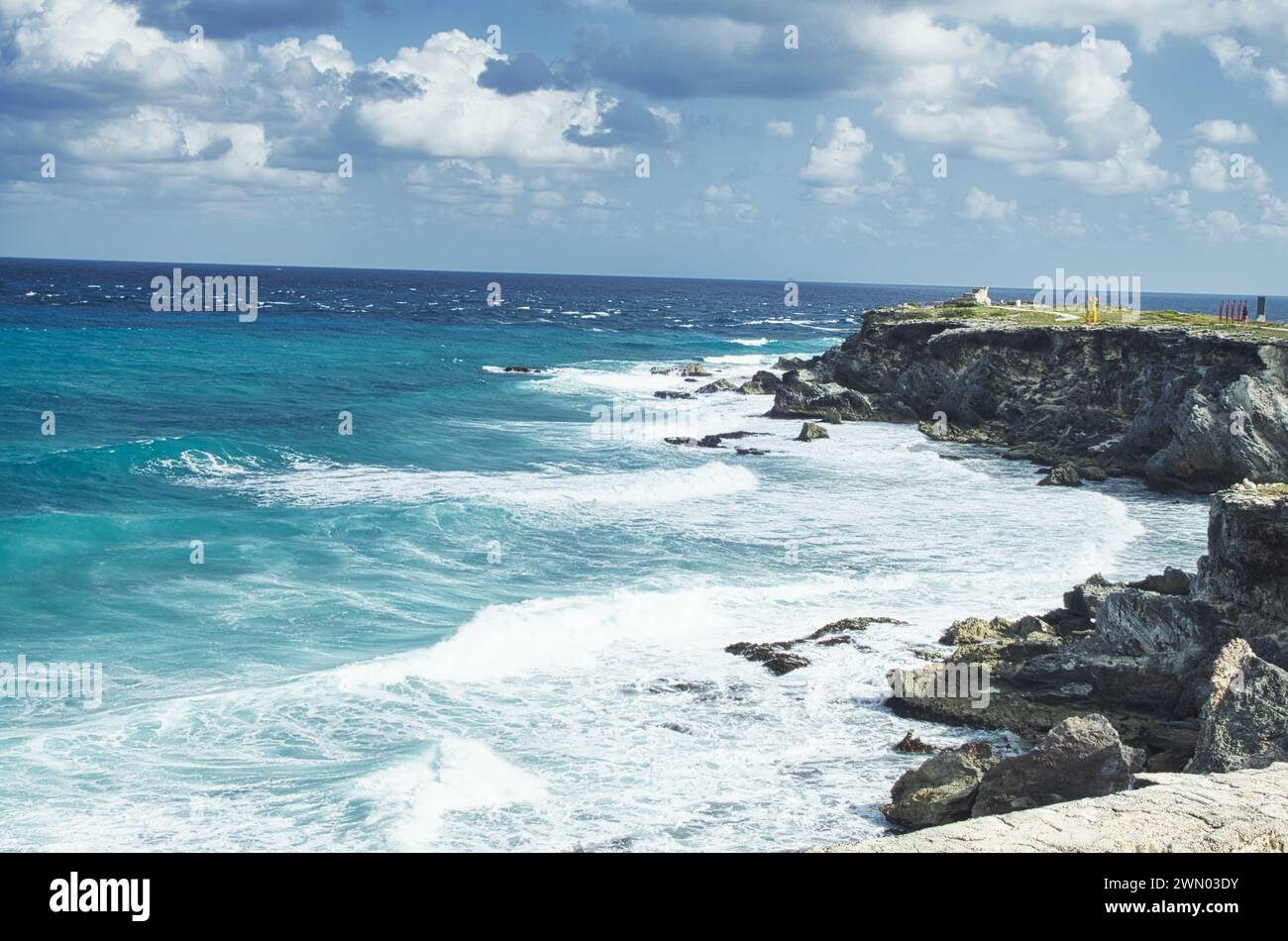 Ein dramatischer Blick auf starke Wellen und raues Meerwasser, das gegen die Klippen in isla mujeres plätschert, einer kleinen Insel vor cancun, Mexiko Stockfoto