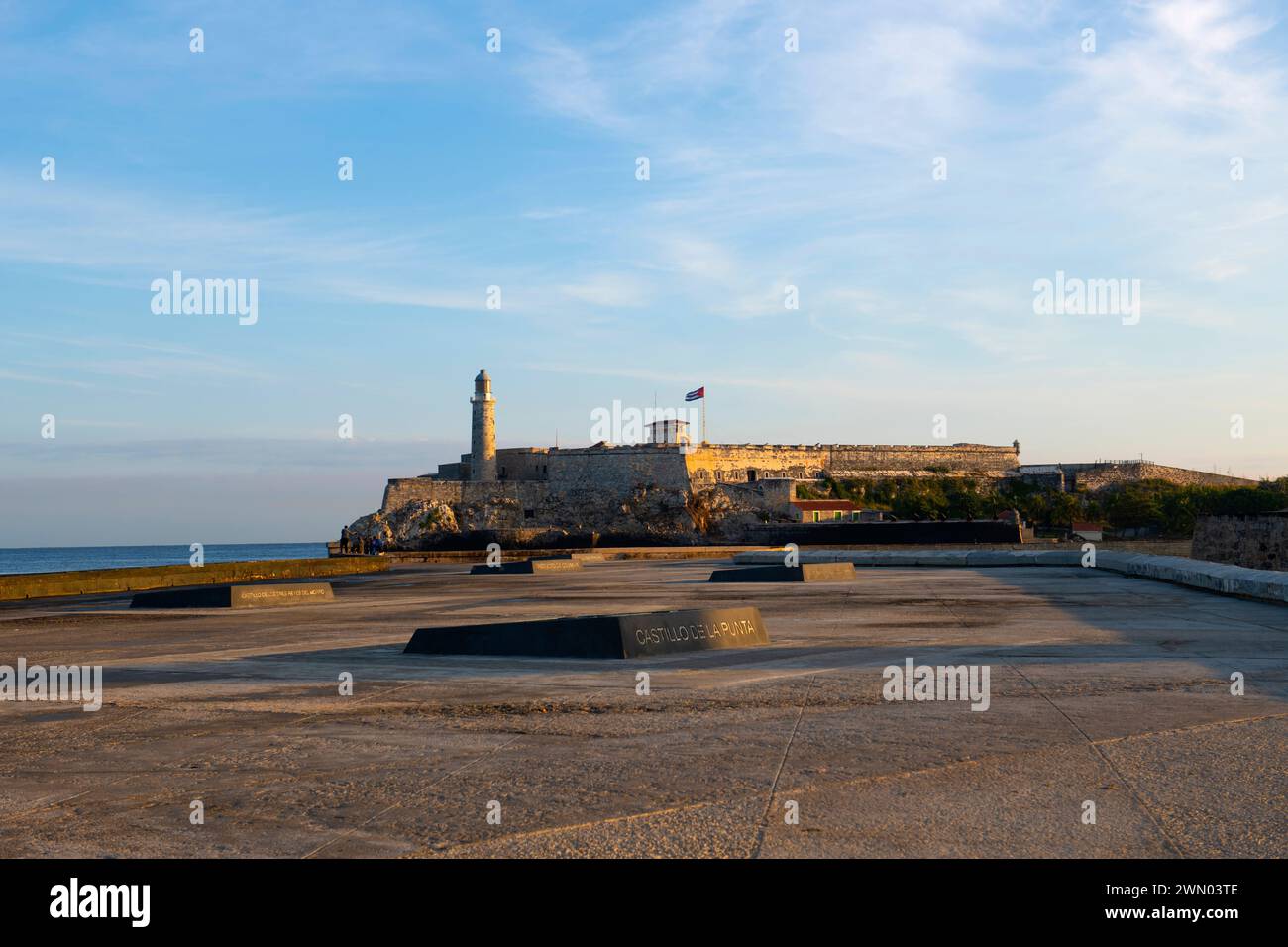 Leuchtturm (Faro) am Castillo de los Tres Reyes del Morro an der Mündung des Hafens von Havanna in Old Havanna (La Habana Vieja), Kuba. Das alte Havanna ist ein World H Stockfoto