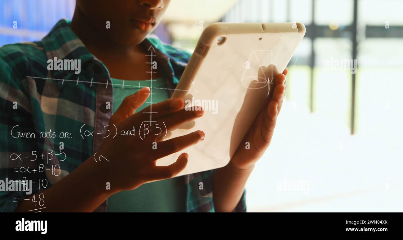 Digitales Bildungskonzept mit Gleichungen und Kind auf Tablet. Stockfoto