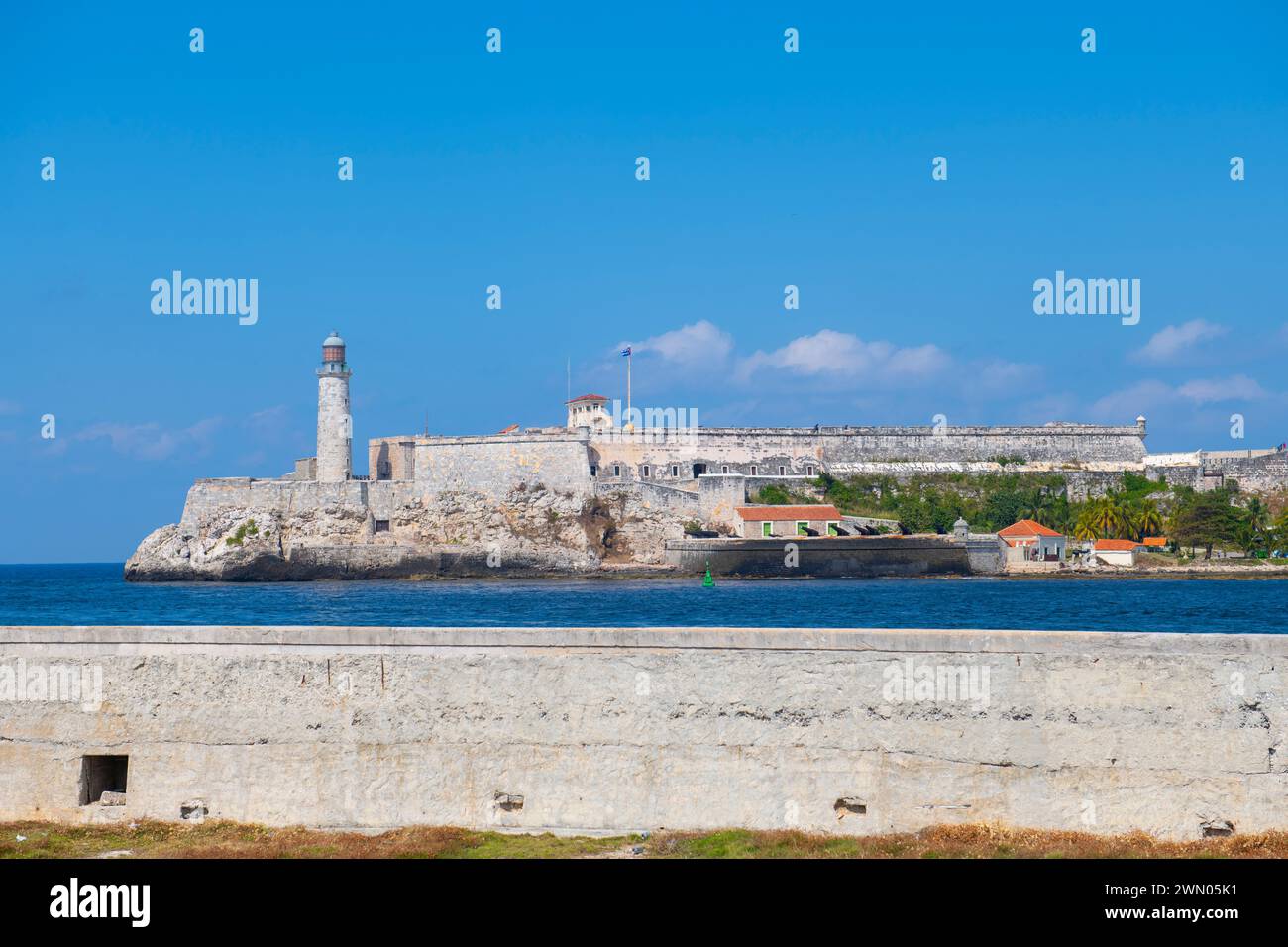 Leuchtturm (Faro) am Castillo de los Tres Reyes del Morro an der Mündung des Hafens von Havanna in Old Havanna (La Habana Vieja), Kuba. Das alte Havanna ist ein World H Stockfoto