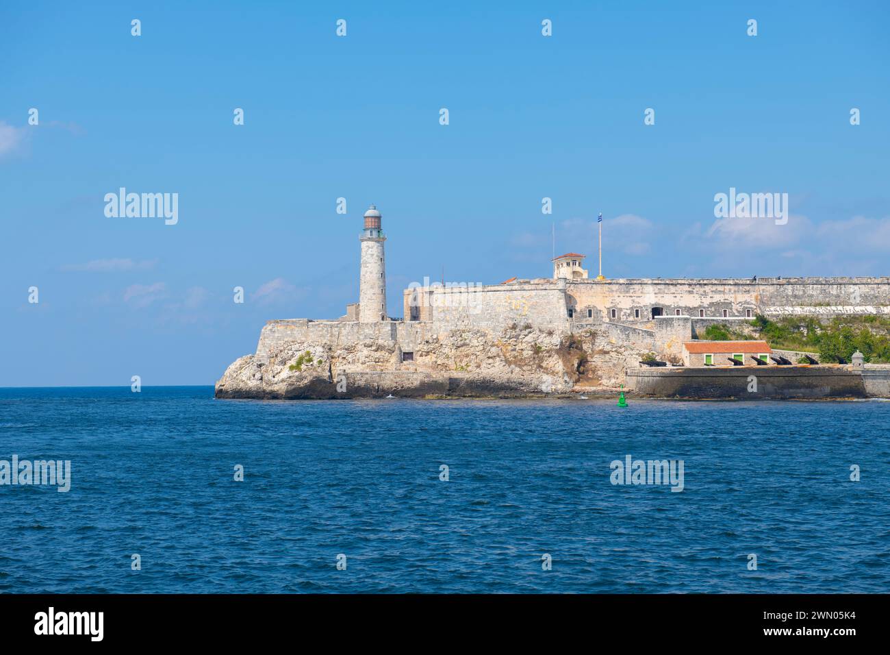 Leuchtturm (Faro) am Castillo de los Tres Reyes del Morro an der Mündung des Hafens von Havanna in Old Havanna (La Habana Vieja), Kuba. Das alte Havanna ist ein World H Stockfoto