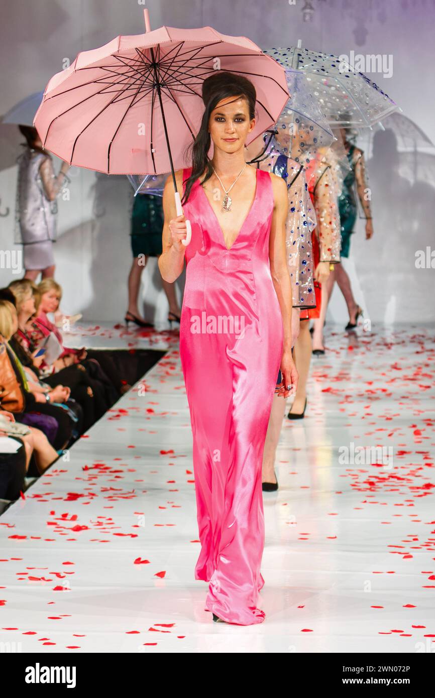 Auf dem Laufsteg werden Models gezeigt, die Kreationen von Zandra Rhodes auf einer Designer-Fashion-Laufsteg-Show in Bath, Großbritannien, präsentieren Stockfoto