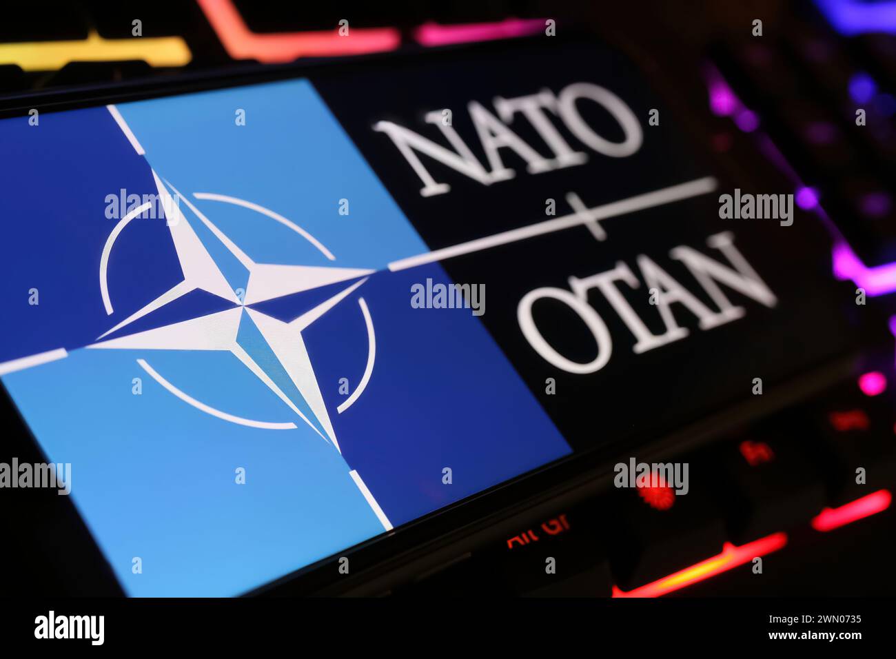 Viersen, Deutschland - 9. Januar. 2024: Smartphone-Bildschirm mit Logo-Schriftzug NATO OTAN auf Computertastatur Stockfoto