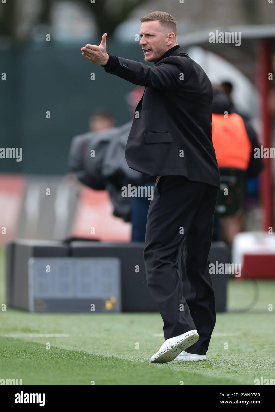 Mailand, Italien. Februar 2024. Ignazio Abate Cheftrainer des AC Milan U19 reagiert beim Spiel der UEFA Youth League im Centro Sportivo Vismara, Mailand. Der Bildnachweis sollte lauten: Jonathan Moscrop/Sportimage Credit: Sportimage Ltd/Alamy Live News Stockfoto