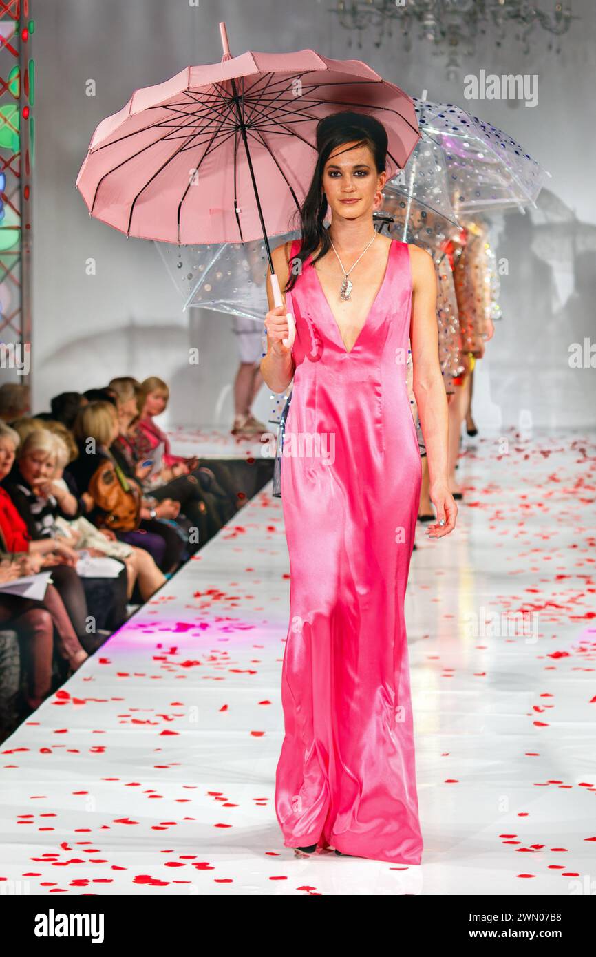 Auf dem Laufsteg werden Models gezeigt, die Kreationen von Zandra Rhodes auf einer Designer-Fashion-Laufsteg-Show in Bath, Großbritannien, präsentieren Stockfoto