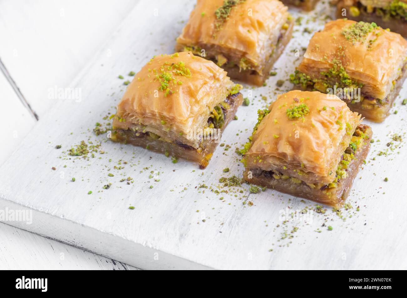 Traditionelles türkisches Dessert aus Antep Baklava mit Pistazien auf rustikalem Hintergrund. Dessertkonzept Stockfoto