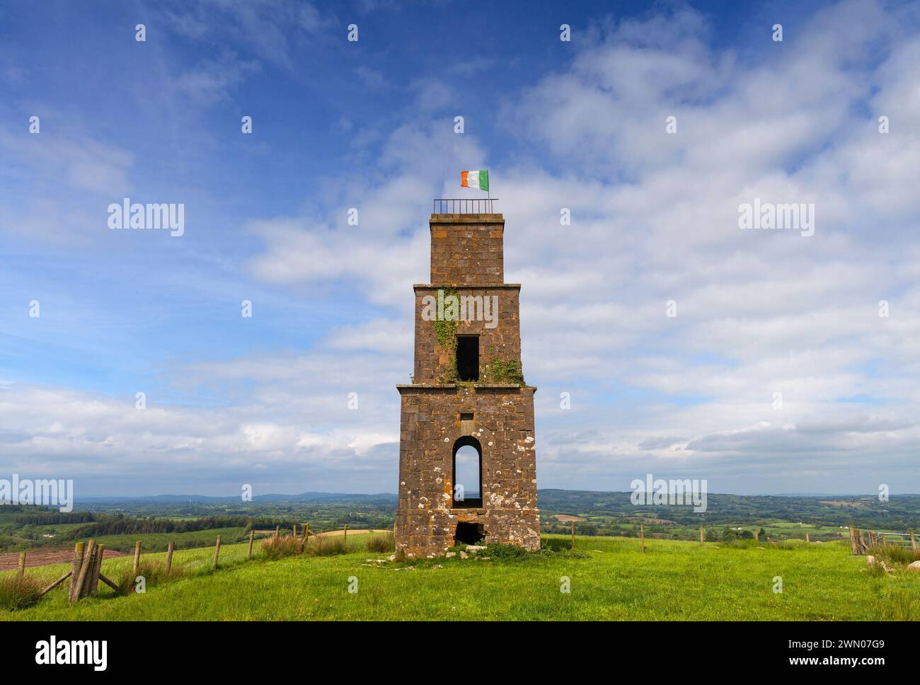 Brackenridge's Folly, ein Turm/Museum auf einem Hügel über dem Clogher Valley in County Tyrone, Nordirland Stockfoto