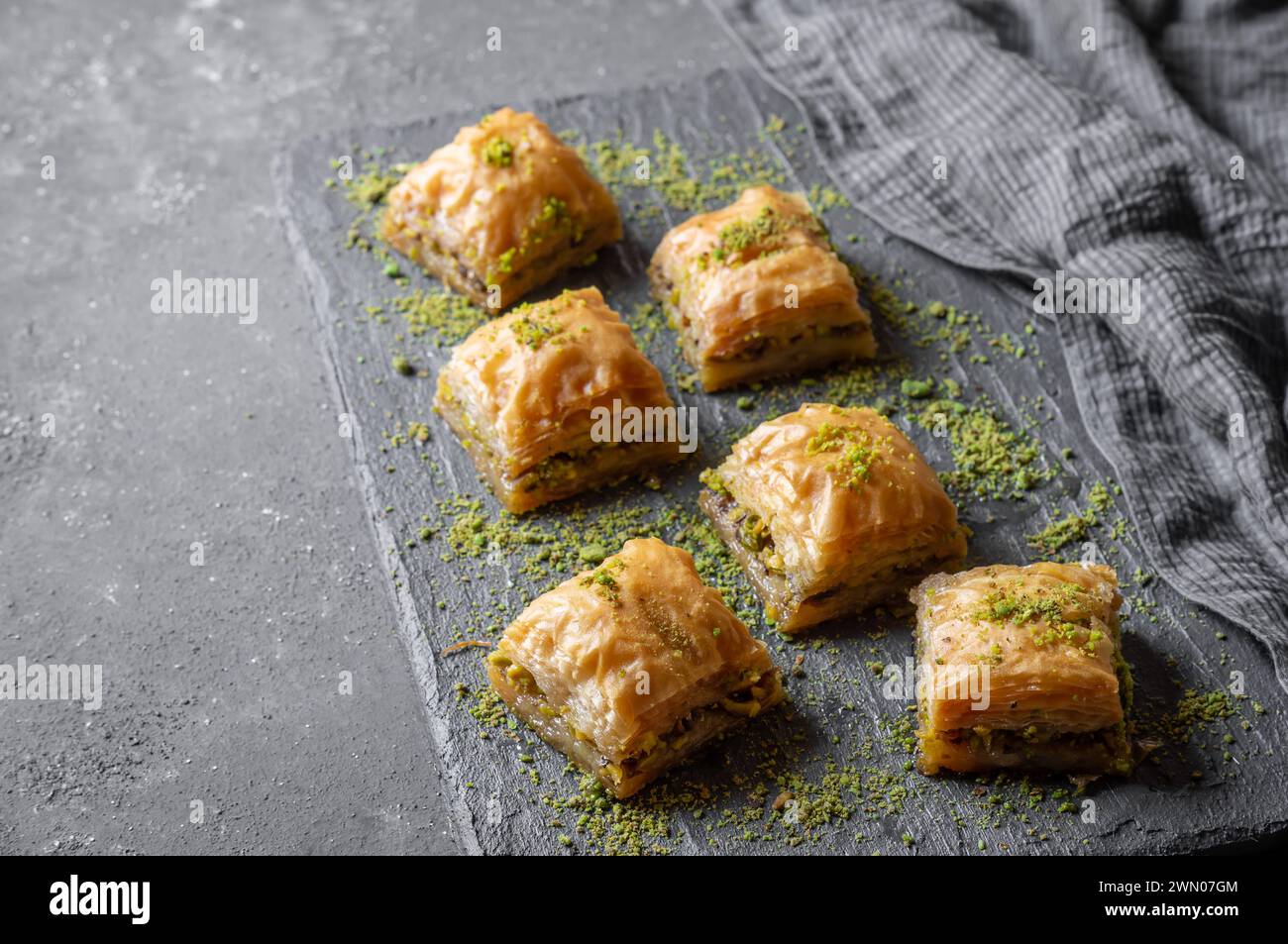 Traditionelles türkisches Dessert aus Antep Baklava mit Pistazien auf rustikalem Hintergrund. Dessertkonzept Stockfoto