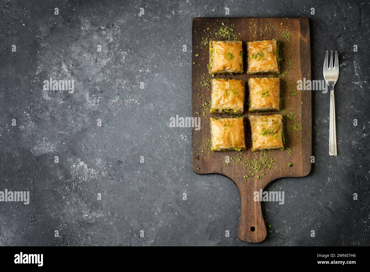 Traditionelles türkisches Dessert aus Antep Baklava mit Pistazien auf rustikalem Hintergrund. Dessertkonzept Stockfoto