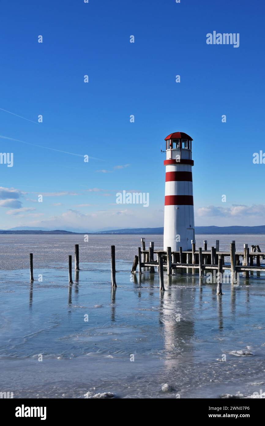 Leuchtturm in Podersdorf im Winter, senkrecht Stockfoto