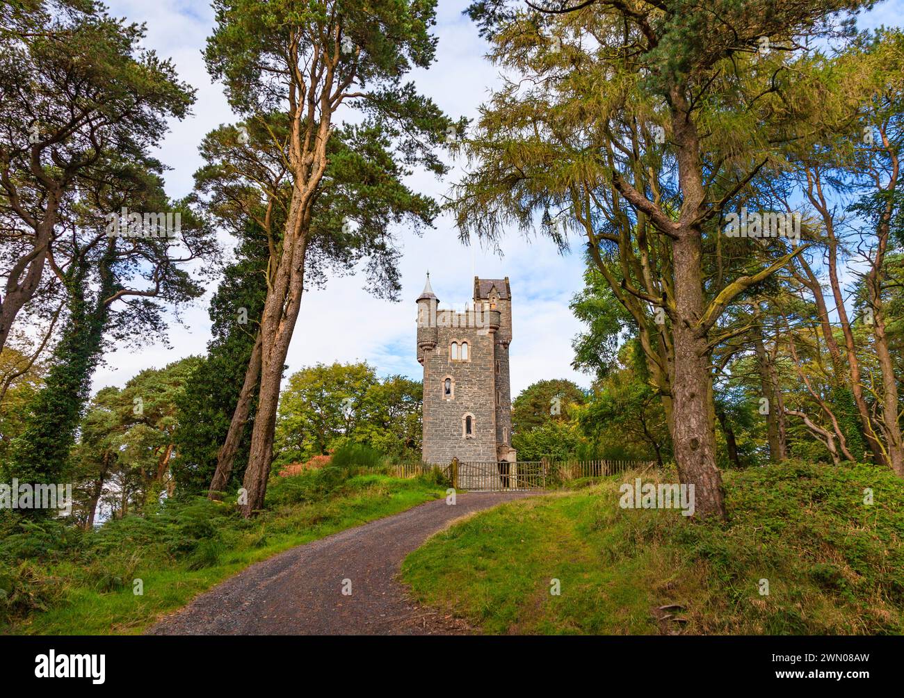Helen’s Tower ist eine Folly aus dem 19. Jahrhundert auf dem Clandeboye Estate in Bangor, County Down, Nordirland. Entworfen vom schottischen Architekten William Burn A Stockfoto