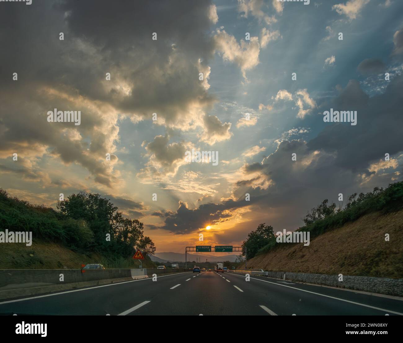 Stürmischer Sonnenuntergang auf der Autobahn in der Nähe von Colleferro, Rom, Italien Stockfoto