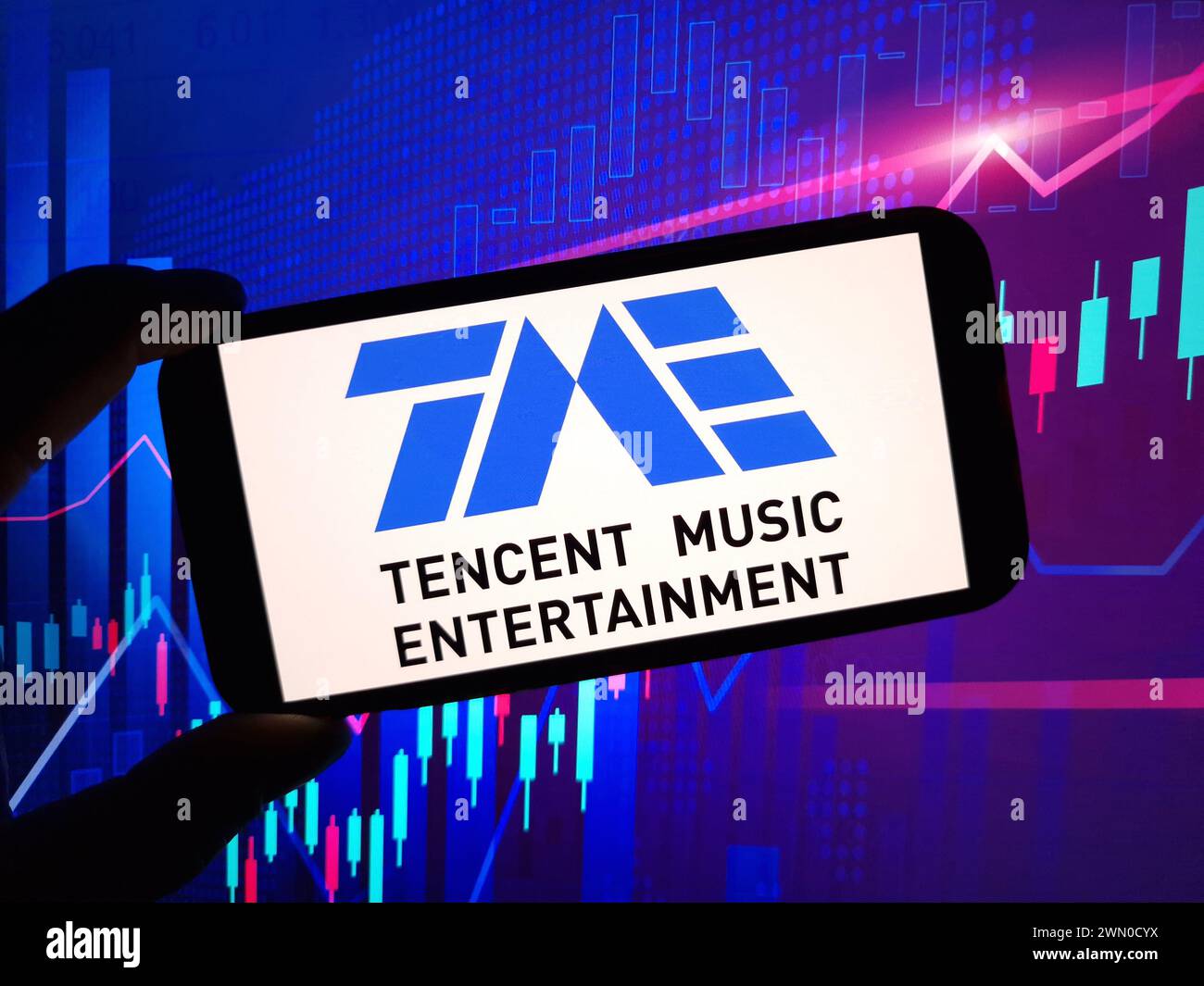 Konskie, Polen – 24. Februar 2024: Das Logo des Unternehmens Tencent Music Entertainment wird auf dem Mobiltelefon angezeigt Stockfoto